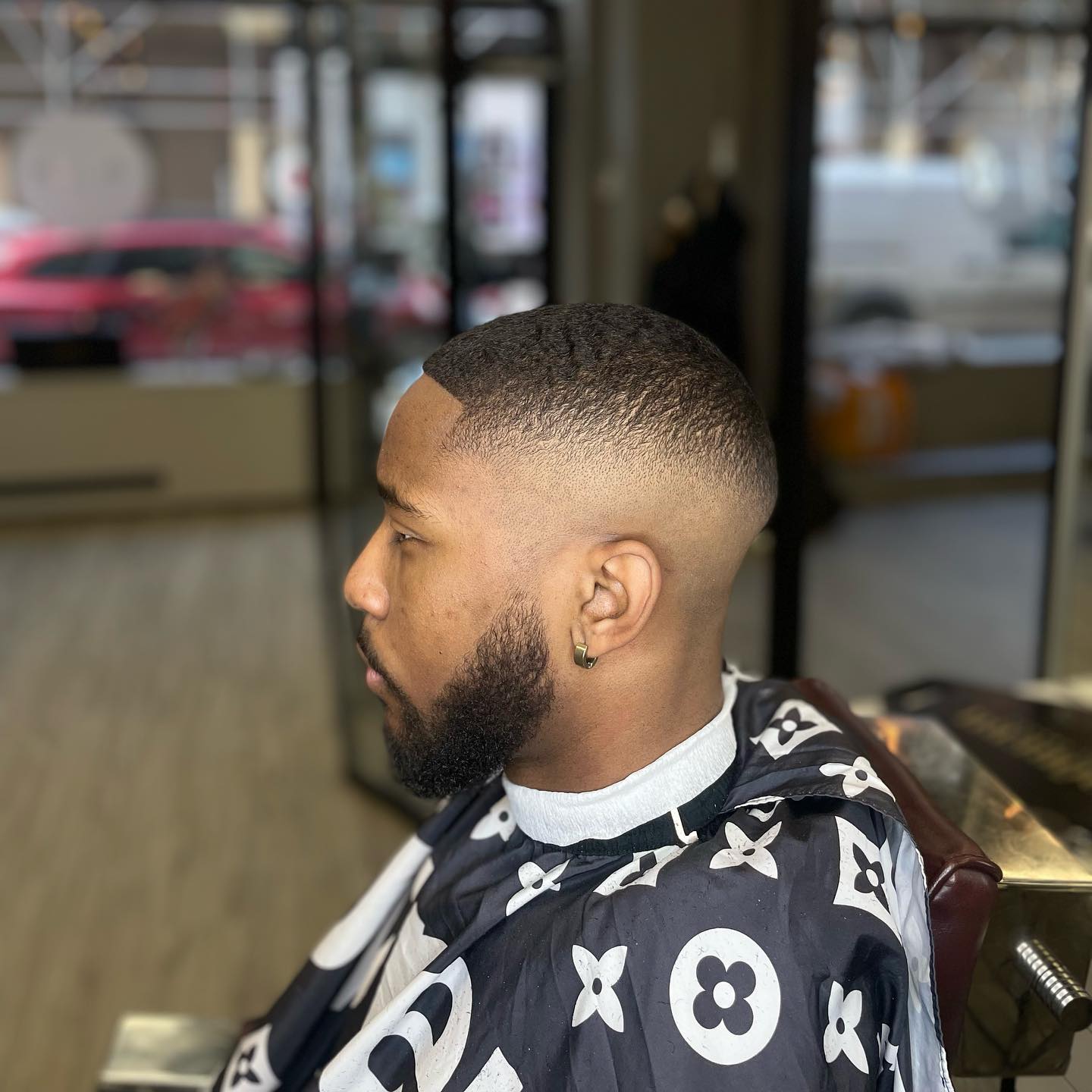 Skin fade med kort topp av Mohammad i Stockholm - perfekt övergång och skarp skäggkontur professionellt resultat